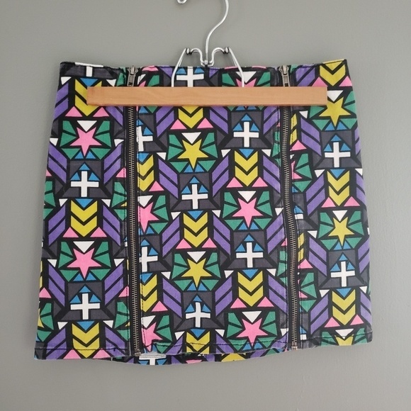 Divided mini skirt size 6. - Picture 2 of 7